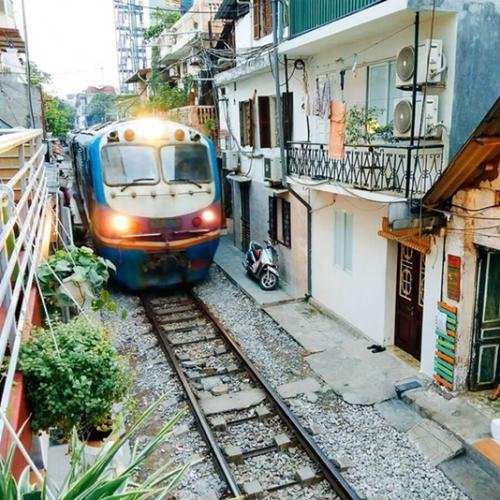 Day 2: Hanoi, the weird rail street.